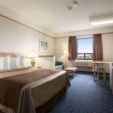 Travelodge By Wyndham Chatham Екстериор снимка