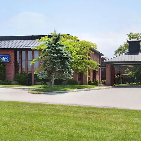 Travelodge By Wyndham Chatham Екстериор снимка