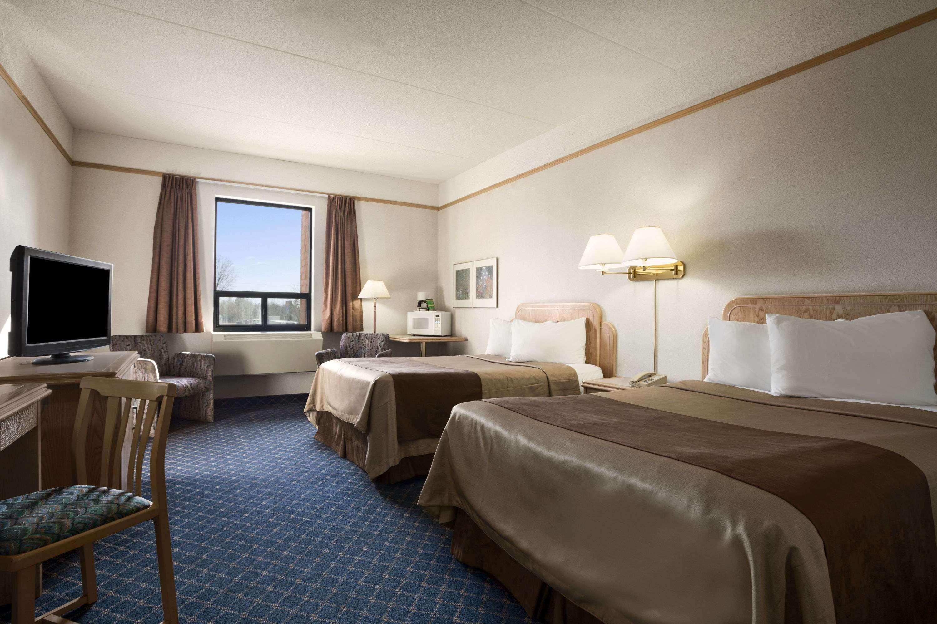 Travelodge By Wyndham Chatham Екстериор снимка
