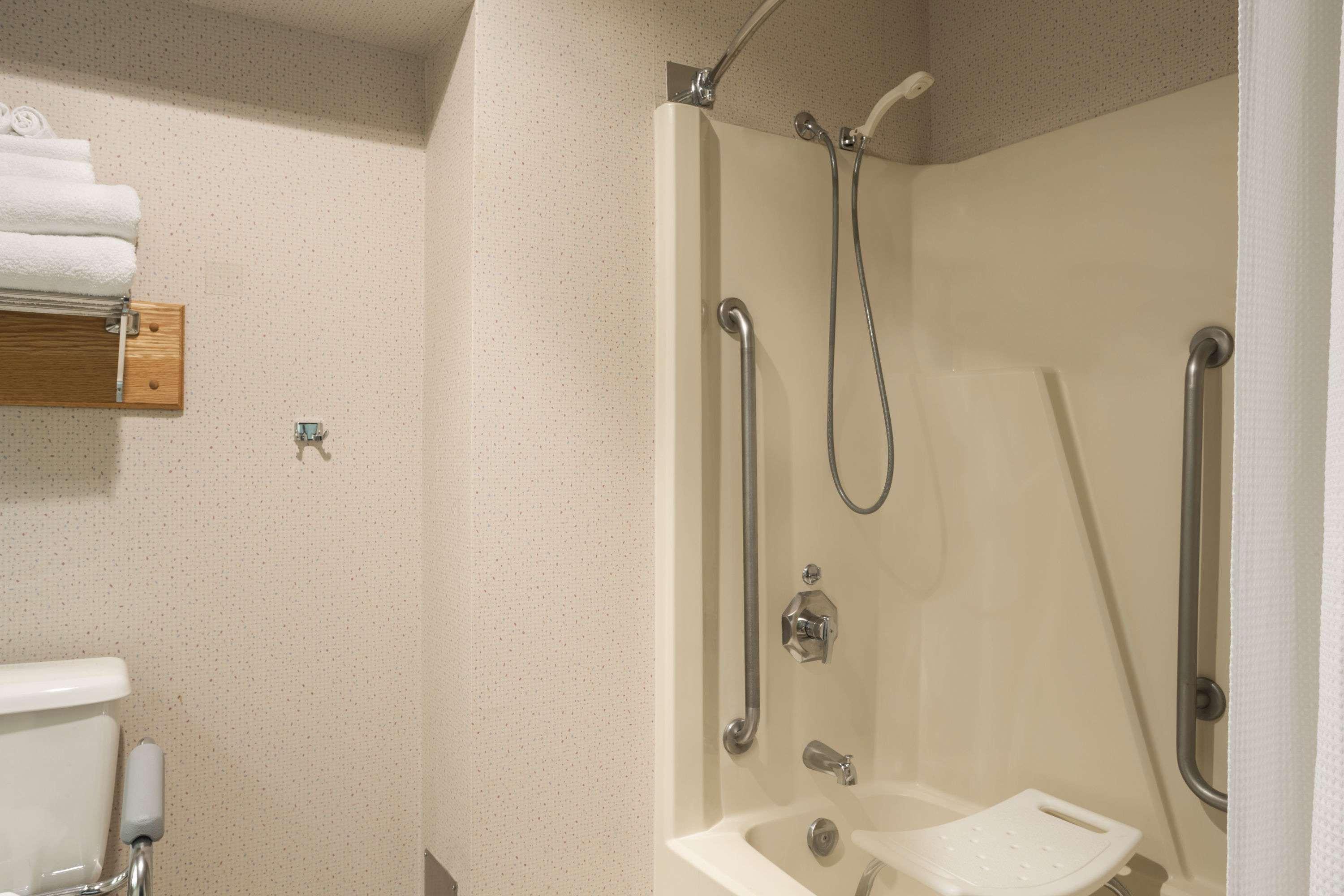Travelodge By Wyndham Chatham Екстериор снимка