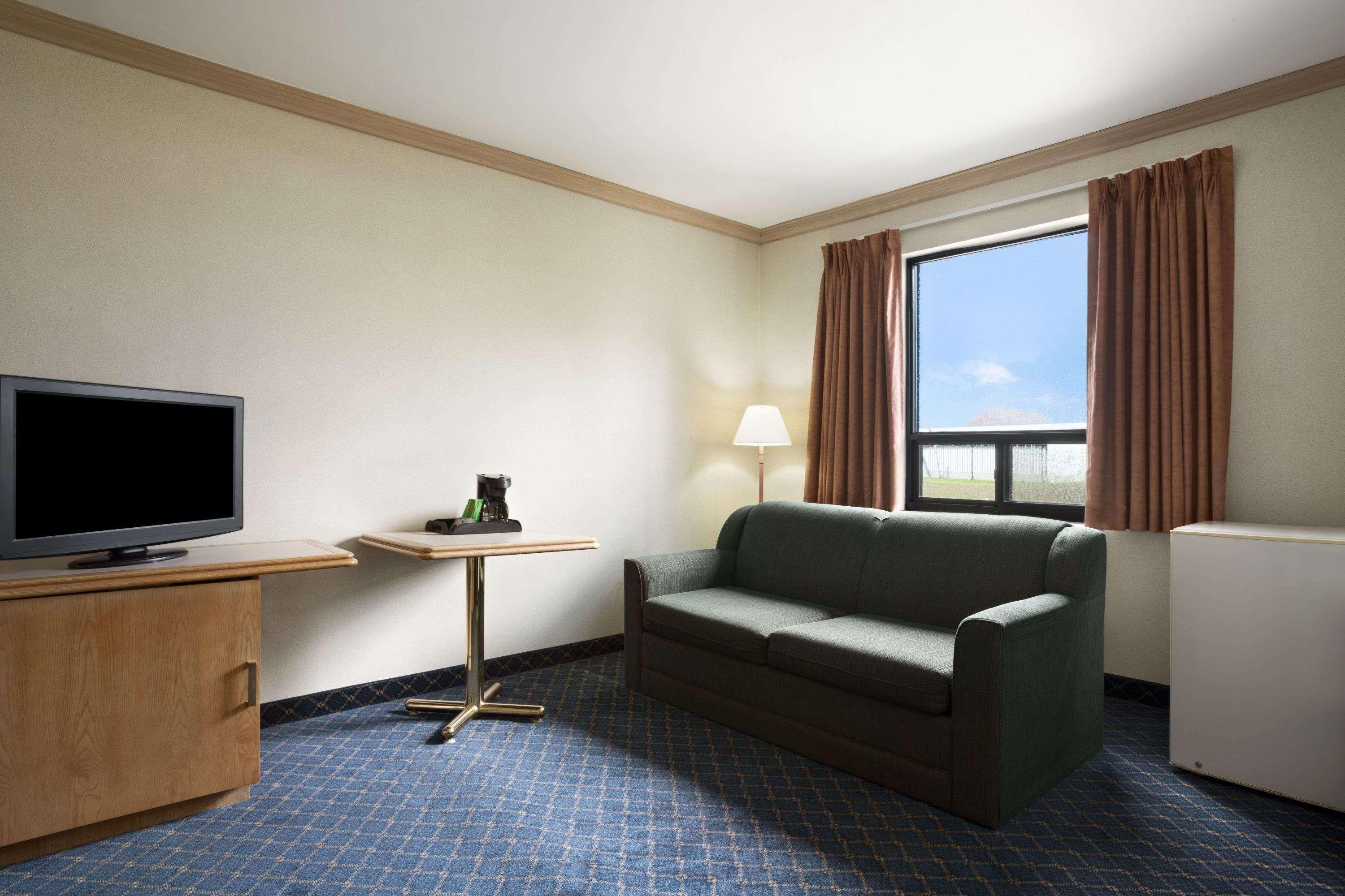 Travelodge By Wyndham Chatham Екстериор снимка