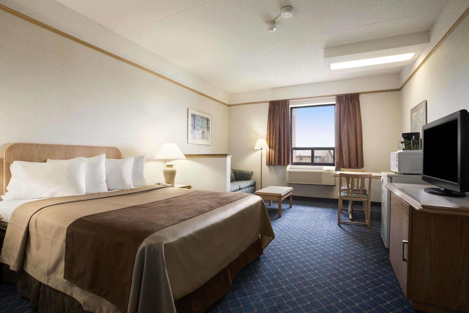 Travelodge By Wyndham Chatham Екстериор снимка